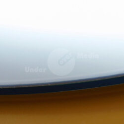 Nahaufnahme einer spiegelnden Oberfläche, die einen sanften Farbverlauf zeigt.