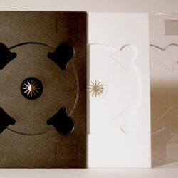 Drei CD-Hüllen in Schwarz, Weiß und Transparent, die zur Aufbewahrung von Discs verwendet werden.