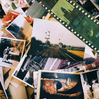 Eine Sammlung verschiedener alter Fotos und Filmstreifen, die historische Szenen und persönliche Erinnerungen darstellen.