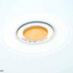 Nahaufnahme des Druckpapiers mit gelber Mitte und glänzender Oberfläche