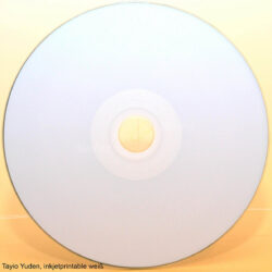 Weiße, inkjetbeschreibbare CD von Tayio Yuden mit einem minimalen Design und gelbem Innenring.