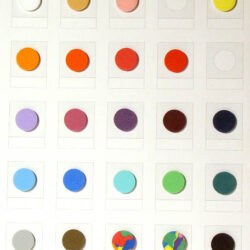 Eine Anordnung von runden Farbmustern auf einem weißen Hintergrund, die verschiedene Farben und Texturen darstellen.