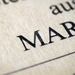 Detailaufnahme eines Schriftzugs auf Holz mit dem Wort "MARMOR" in kräftiger Schrift.