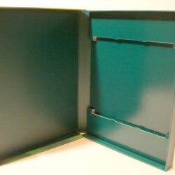 Futuristischer, glatter Ordner in leuchtendem Grün, innere Struktur mit Halterungen für Dokumente sichtbar.