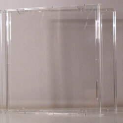 Eine transparente CD-Hülle, die auf einem weißen Untergrund steht.