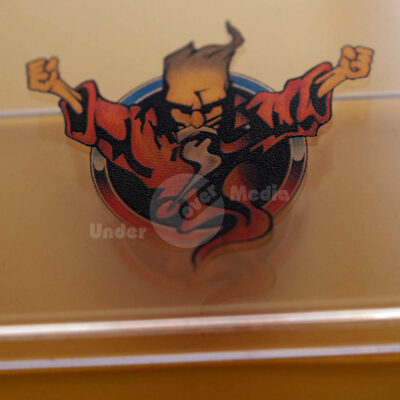 Ein markanter Charakter mit einem gesichtshaltenden Gesichtsausdruck, der in einem roten Umhang gekleidet ist und mit einer Hand fistet, auf einem bunten Hintergrund.