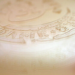 Detailaufnahme einer schwachen Skizze eines geheimen Symbols auf transparentem Material.