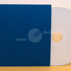 Ein blauer Umschlag mit einer transparenten CD auf einem sanften Hintergrund.
