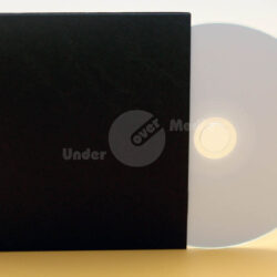 Schwarze CD-Hülle mit einer transparenten, leeren CD auf einem sanften Hintergrund