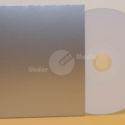 Ein silbernes CD-Cover mit einer leeren CD rechts daneben auf einem hellen Hintergrund.