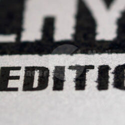 Nahaufnahme des Begriffs "LIMITED EDITION" auf einem metallischen Hintergrund.