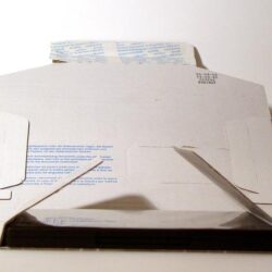 Bild einer weißen Verpackungsschachtel, die leicht geöffnet ist, und beschriftetem Innenteil.