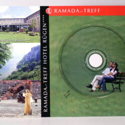 Ansicht der Hotelkarte mit Bildern vom Ramada-Treff Hotel Rügen, der beeindruckenden Landschaft und Gästen bei der Entspannung.