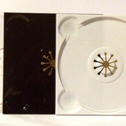 Drei CD-Hüllen in transparent, schwarz und weiß mit dekorativem Innenmuster