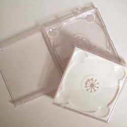 CD-Hüllen:::Ein Bild von transparenten CD-Hüllen in verschiedenen Positionen.