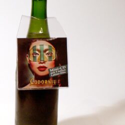 Flasche mit Etikett einer Mini-CD, die Latino-Hits bewirbt, in stilvollem Design.