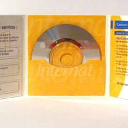 Ein aufgeschlagenes CD-ROM-Case mit einer silbernen CD in der Mitte, umgeben von Anleitungen und Informationen zu verschiedenen Diensten.