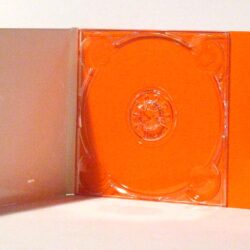 Offene CD-Hülle in orange mit transparentem Halter, beschriftet mit "Holcim Trading SA".