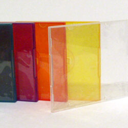 Eine Reihe von transparenten und bunten CD-Hüllen in verschiedenen Farben auf einem weißen Hintergrund.