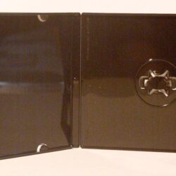 CD-Hülle::Schwarze CD-Hülle, geöffnet mit einem sichtbarem Halterungsmechanismus.