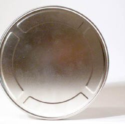 Eine glatter, runder Metall-CD-Verpackungl mit einem glänzenden Finish.