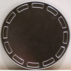 Ein glänzende, runde Metall-CD-Hülle mit einem kreisförmigen Muster und Aussparungen am Rand.