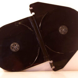Eine schwarze, faltbare CD-Hülle, die geschlossen ist und Platz für zwei CDs bietet.