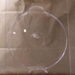 Detailaufnahme einer leeren, transparenten CD-Hülle auf braunem Hintergrund