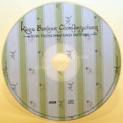CD mit dekorativem Design und Bildern von Fröschen und Möpsen auf einem grünen Hintergrund.