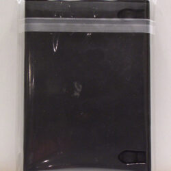 Eine schwarze, durchsichtige Hülle für Karten, die in einem Kunststoffbeutel verpackt ist.