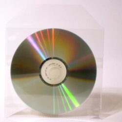 Ein glänzender CD in einer transparenten Kunststoffhülle, die Farben reflektiert.