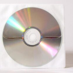 Ein silberner CD in einer transparenten Hülle, die sanft reflektiert.