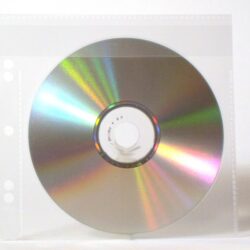 Eine reflektierende CD, die in einer transparenten Hülle auf einem weißen Hintergrund präsentiert wird.