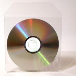 Eine glänzende CD, die in einer transparenten Hülle präsentiert wird.