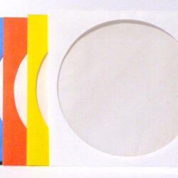 Vier farbige CD-Papiertüten in grün, blau, rot und gelb mit einem runden Ausschnitt in der Mitte auf weißem Hintergrund.
