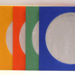 Eine Reihe von farbigen CD-Papiertüten in Weiß, Gelb, Orange, Grün und Blau mit transparenten Fronten.