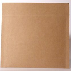 Ein einfacher, brauner Pappumschlag mit glatter Oberfläche.