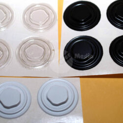 Vielfalt an runden Aufklebern in transparent, weiß und schwarz auf einem Untergrund.