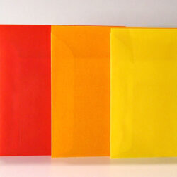 Eine Reihe von vier quadratischen, farbigen Umschlägen in Grün, Rot, Orange und Gelb auf einem hellen Hintergrund.