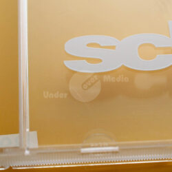 Naheaufnahme einer transparenten CD-Hülle mit einem weißen Logo und gelbem Hintergrund.