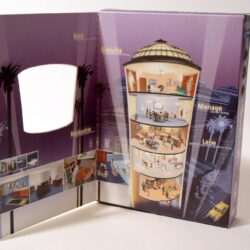 Aufgeschlagenes Buch mit verschiedenen Etagen zur Gestaltung und Verwaltung von Wohnräumen, inklusive Illustrationen und Anweisungen in deutscher Sprache.