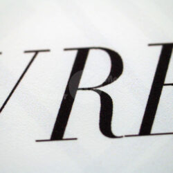 Nahaufnahme einer stilisierten Schrift mit Fokus auf die Buchstaben W und R.