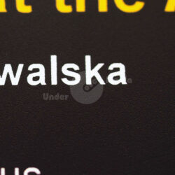 Nahaufnahme eines Textabschnitts mit dem Wort "Kowalska" in weißer Schrift auf schwarzem Hintergrund.