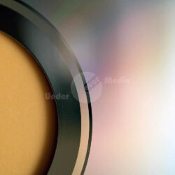 Nahaufnahme einer CD-Matritze, in der sich sanfte Farbtöne spiegeln.