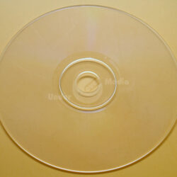 Eine durchsichtige CD auf einem gelben Hintergrund.