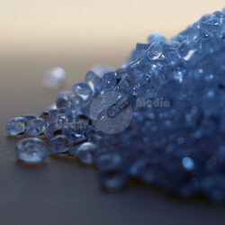 Nahaufnahme von blauen, transparenten Kügelchen für die Pressung von unten CDs.