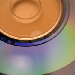 Detailaufnahme einer CD, die eine Regenbogenreflexion aufweist.