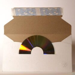 Eine geöffnete CD-Hülle, die eine reflektierende Disc zeigt, die teilweise herausragt.