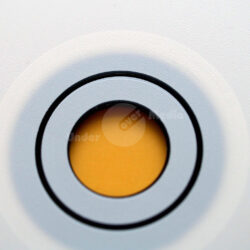 Nahaufnahme eines kreisförmigen Designs mit gelbem Mittelpunkt und grauem Rand.