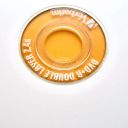 Nahaufnahme eines CD-Innenlochs mit Beschriftung und transparentem Rand.